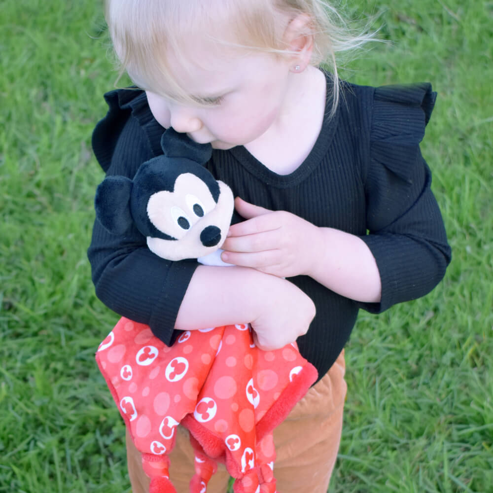 MICKEY MOUSE KNOTTED SNUGGLE BLANKET