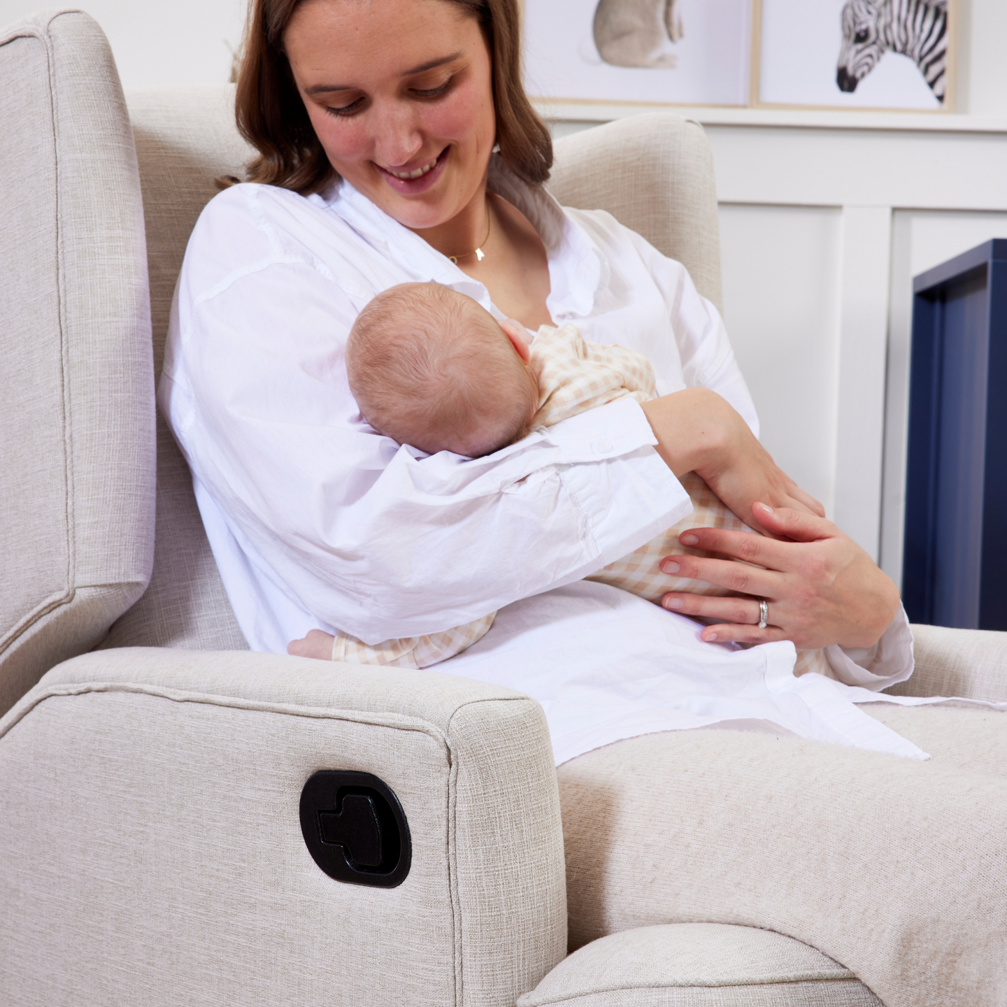 iL TuTTo Chelsea Recliner Glider Nursery Chair in Eggshell - Manual