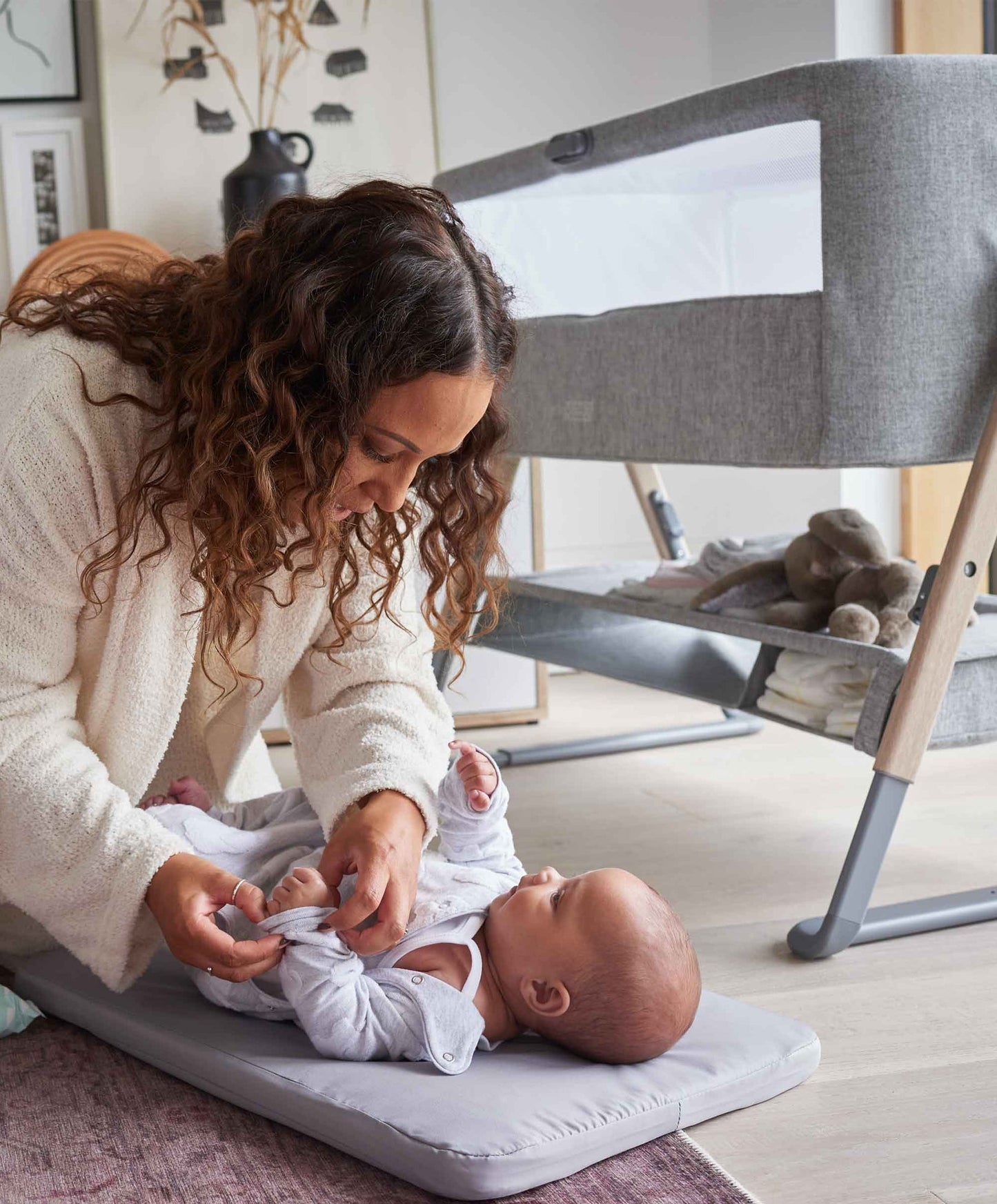 Mamas & Papas Lua Bedside Crib Bundle - GREY Free Mattress Protector & Fitted Sheet