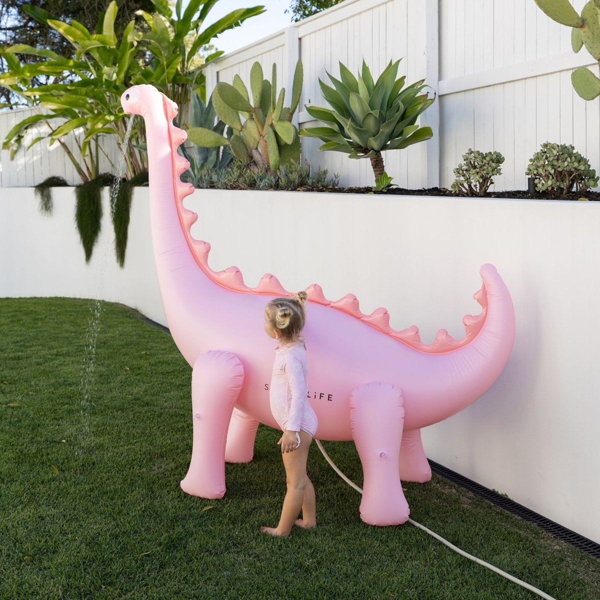Sunnylife Dino Giant Sprinkler Into the Wild Pink