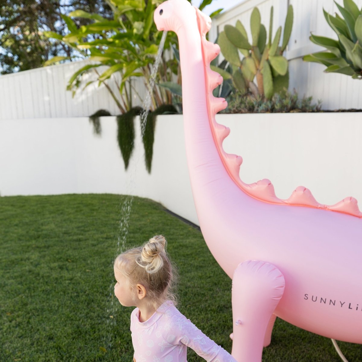 Sunnylife Dino Giant Sprinkler Into the Wild Pink