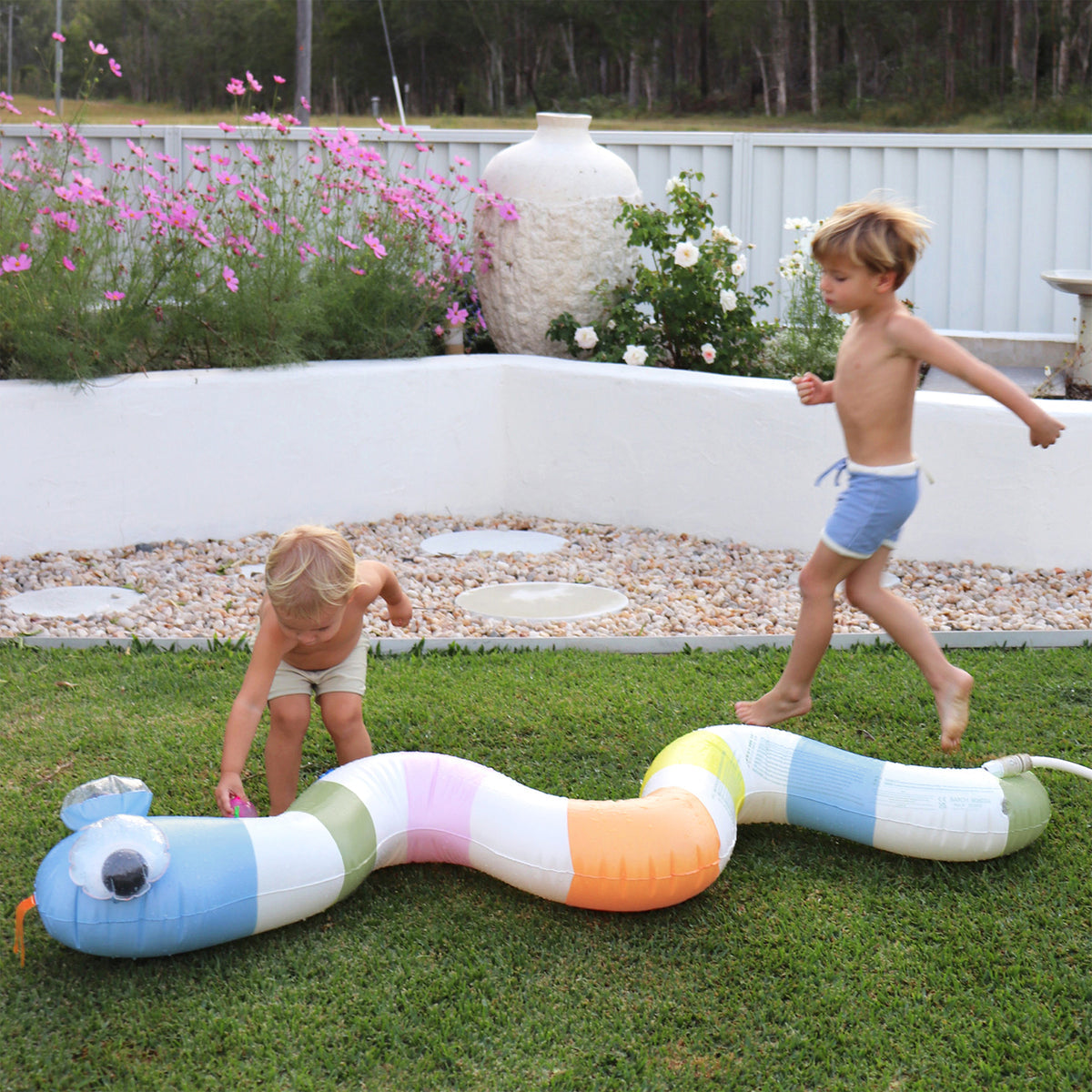 SUNNYLIFE INFLATABLE SNAKE SPRINKLER - INTO THE WILD