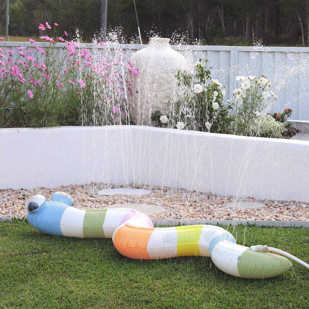SUNNYLIFE INFLATABLE SNAKE SPRINKLER - INTO THE WILD