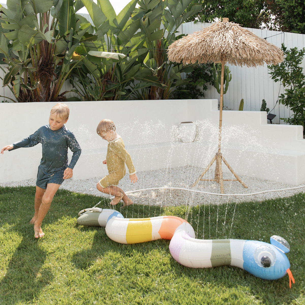 SUNNYLIFE INFLATABLE SNAKE SPRINKLER - INTO THE WILD
