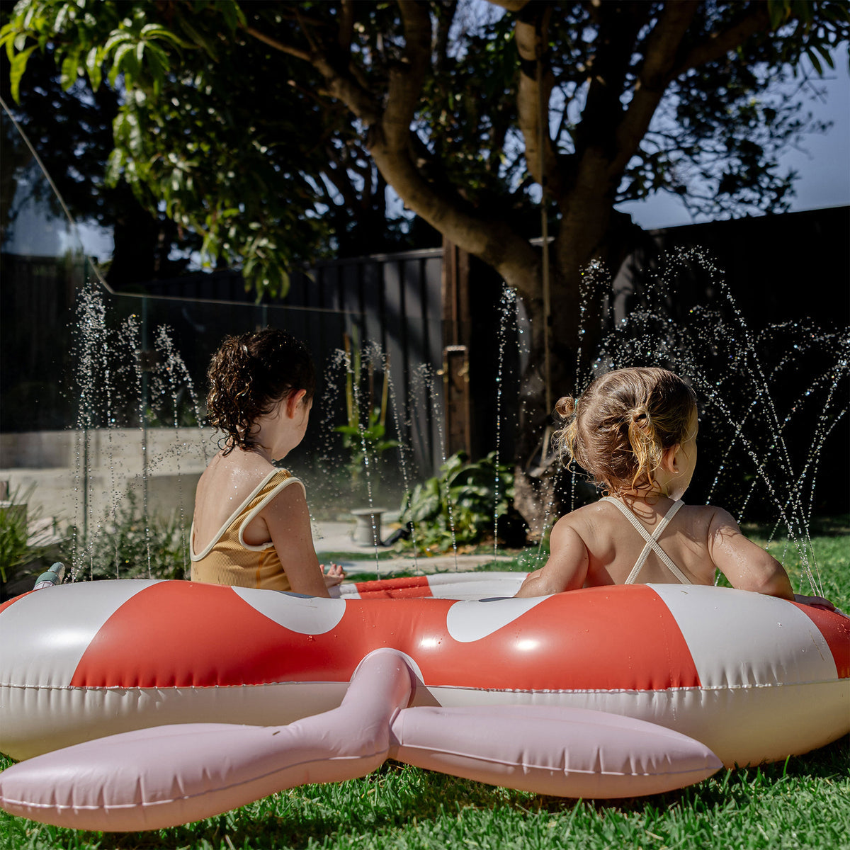 SUNNYLIFE KIDS SPRINKLER MAT - POPPY THE PEACH