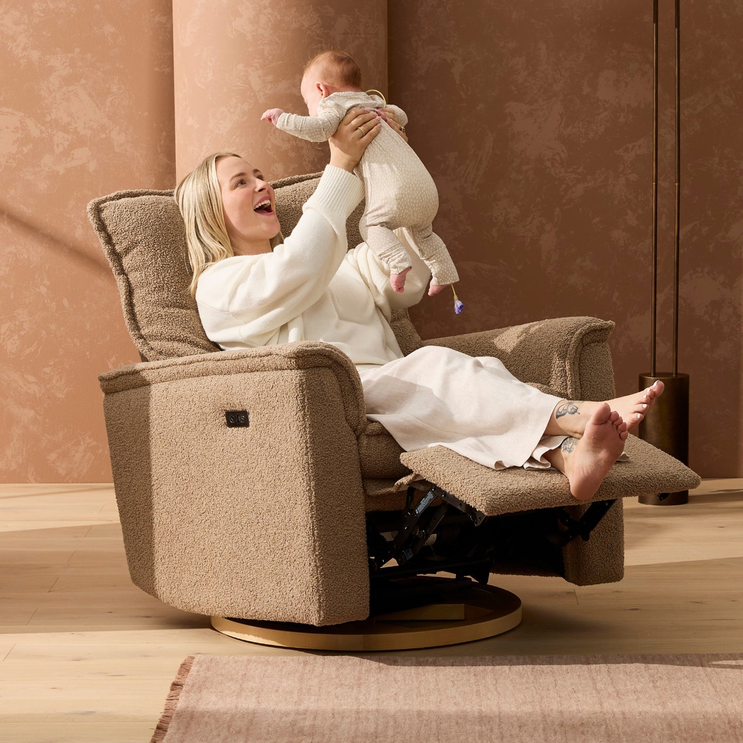 iL TuTTo Louie Electric Recliner Glider Nursery Chair in Mocha Teddy