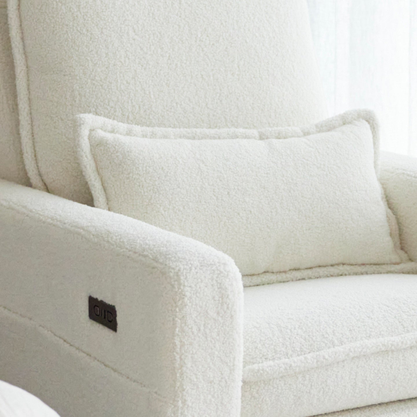 iL TuTTo Frankie Electric Recliner Glider Nursery Chair in Coconut Teddy
