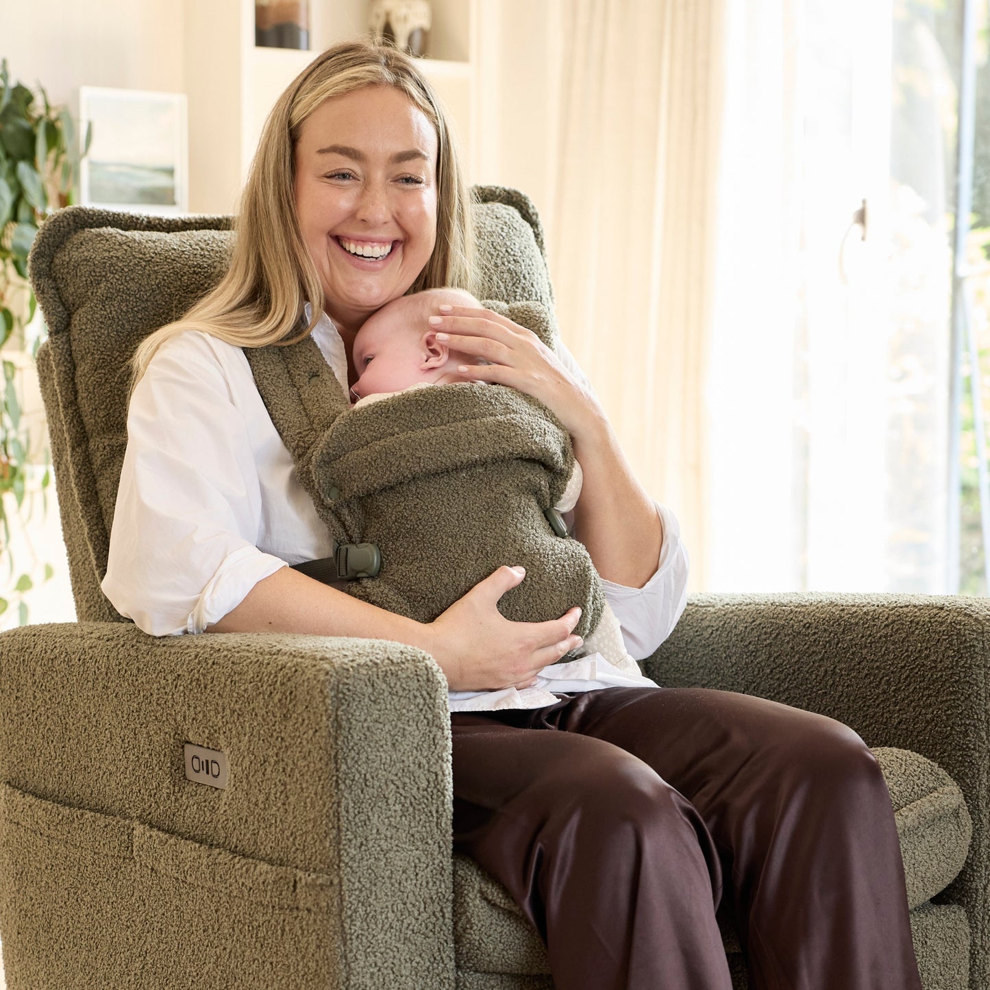 Boba Auri Baby Carrier in Coconut Teddy Fleece