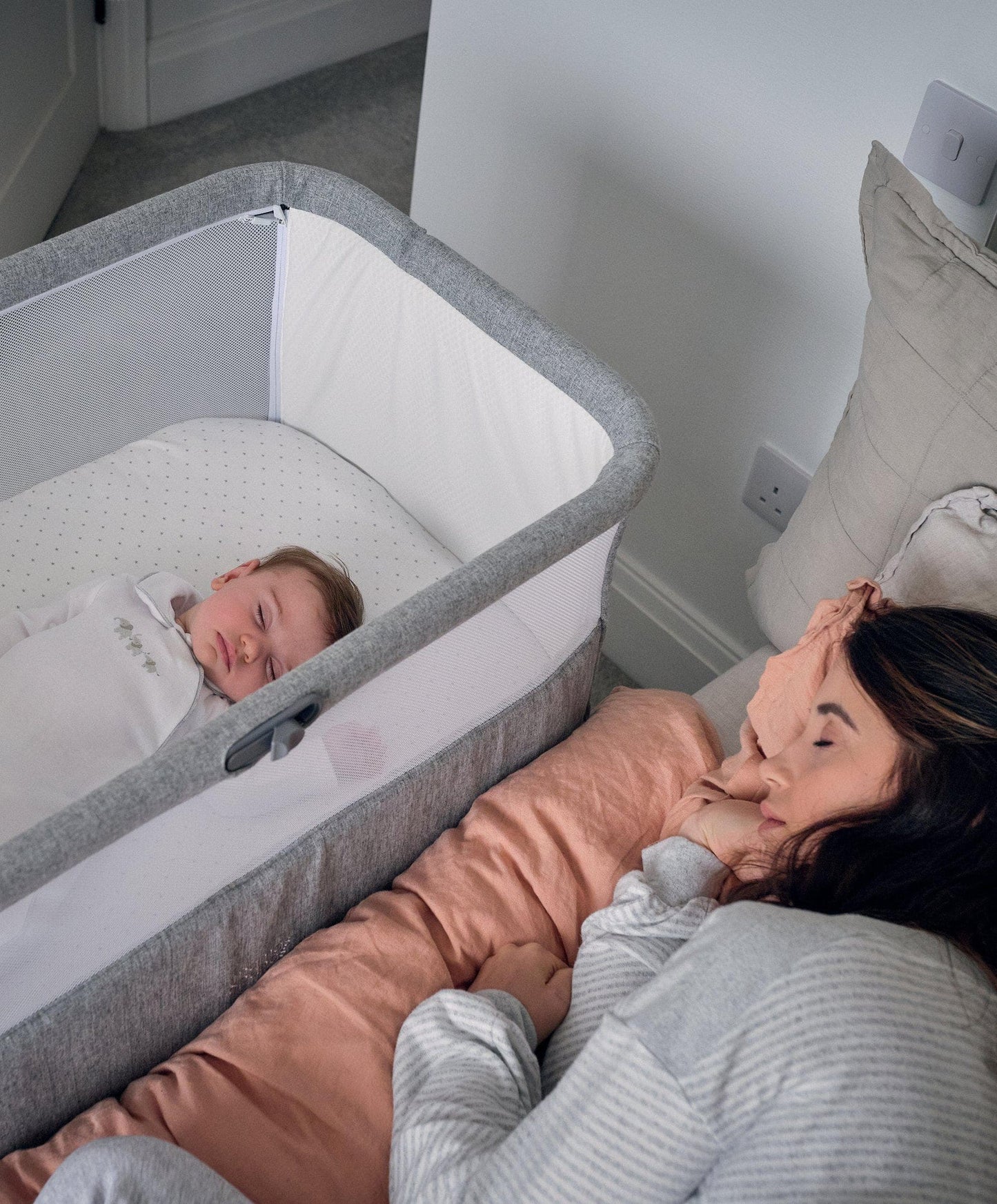 Mamas & Papas Lua Bedside Crib Bundle - GREY (BONUS FITTED SHEETS & MATTRESS PROTECTOR)